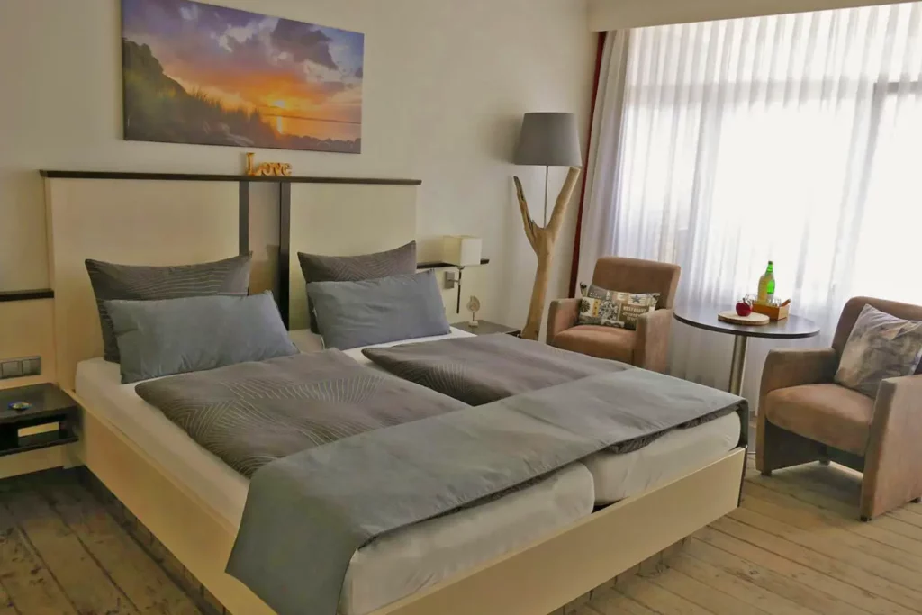 Doppelbett und zwei Hocker