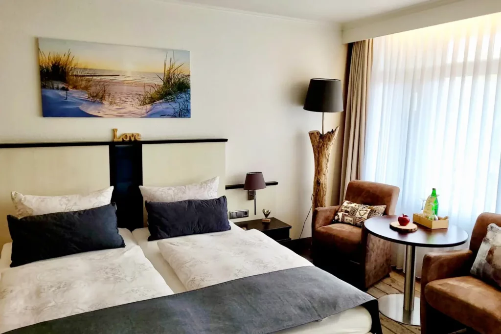 Doppelbett mit Sitzgelegenheit im Familienzimmer für 3 Personen