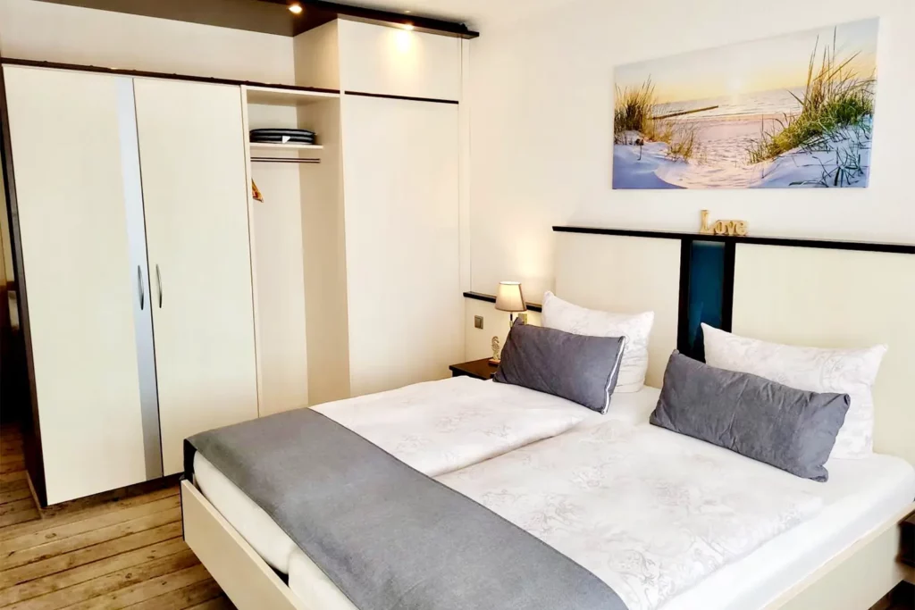 Doppelbett mit Schrank im Familienzimmer für 3 Personen