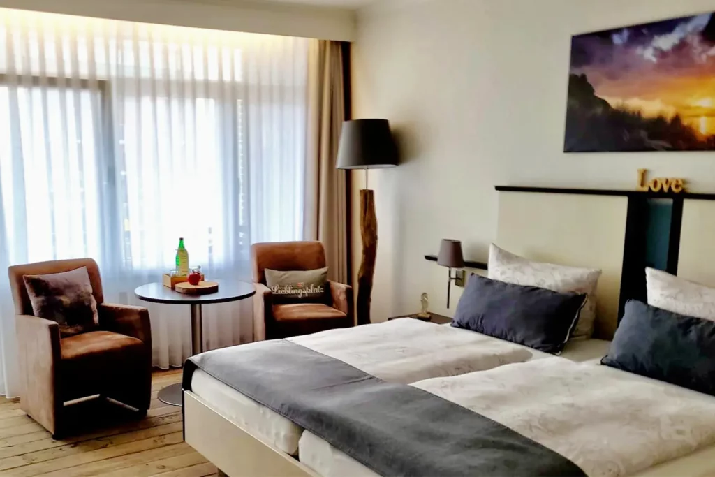 Doppelbett mit Sitzgelegenheit im Familienzimmer für 4 Personen
