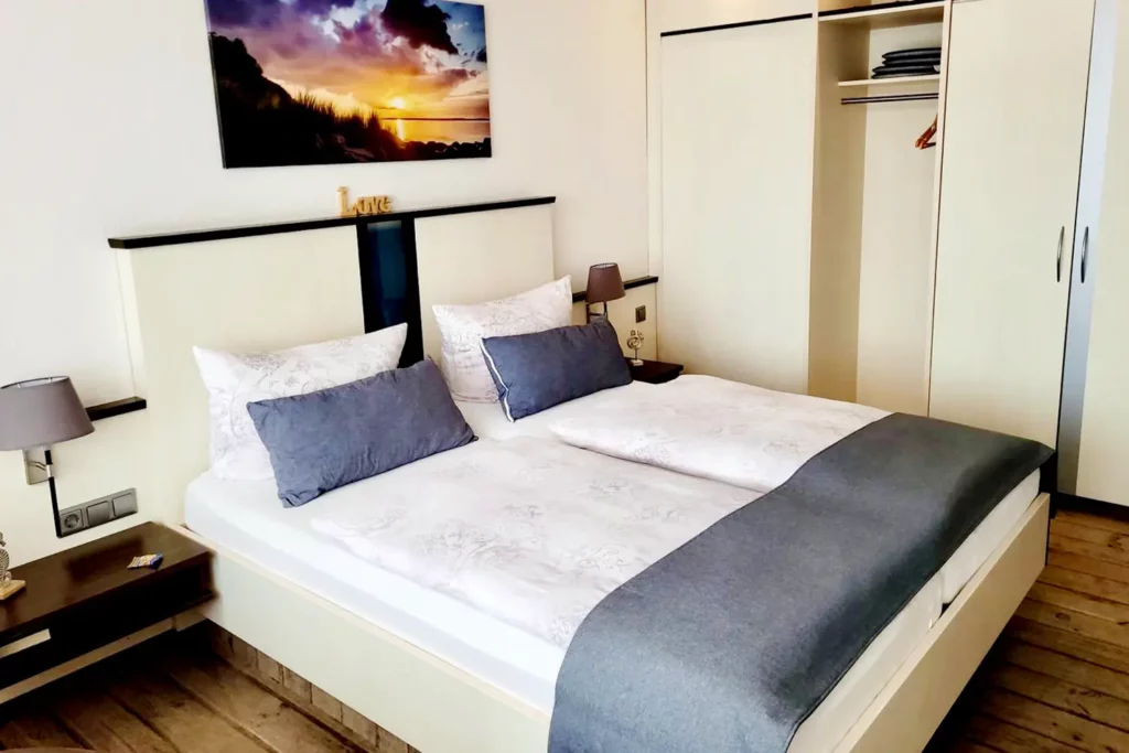 Doppelbett mit Schrank im Familienzimmer für 4 Personen