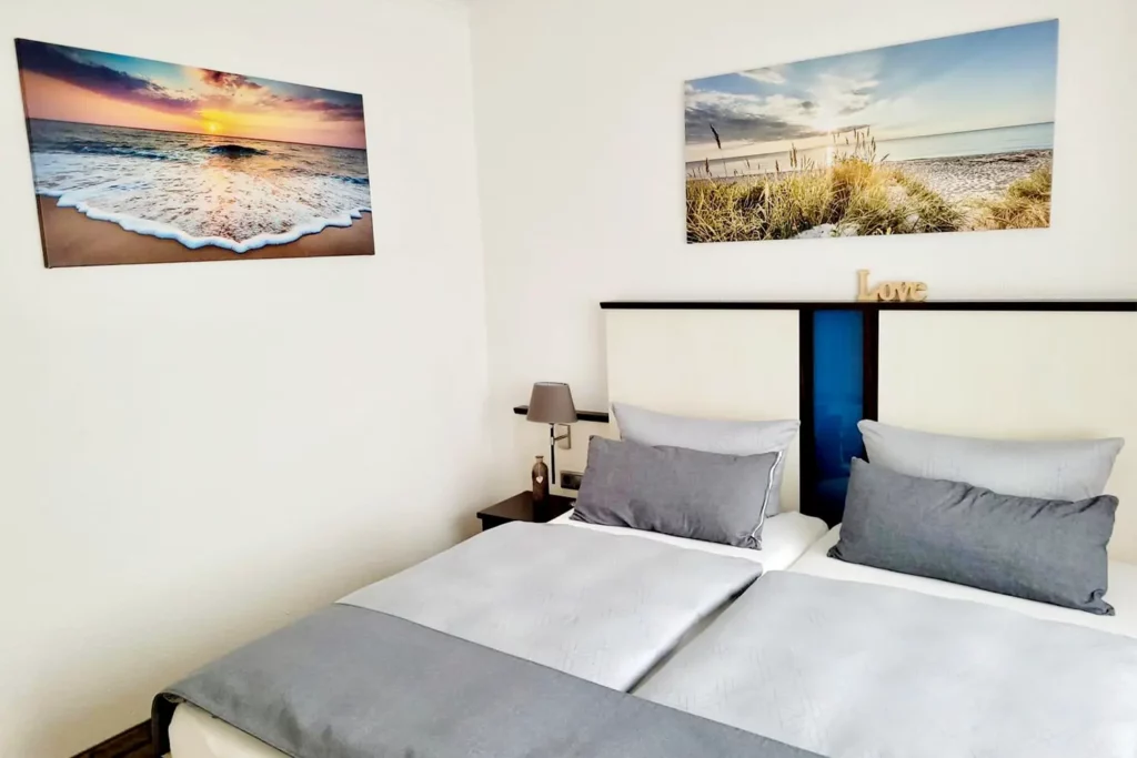 Doppelbett im Hotelappartement