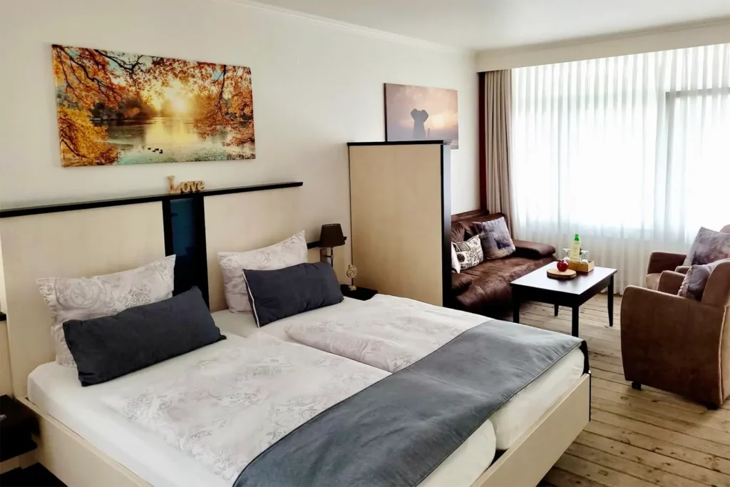 Doppelbett im Hotelappartement