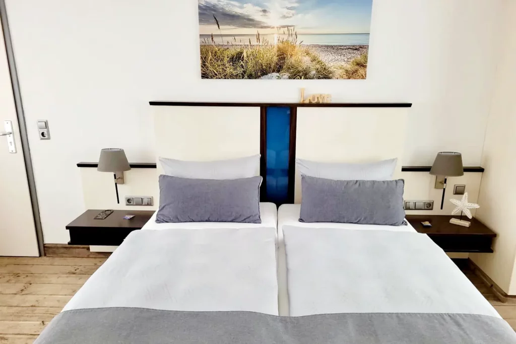 Doppelbett im Hotelappartement