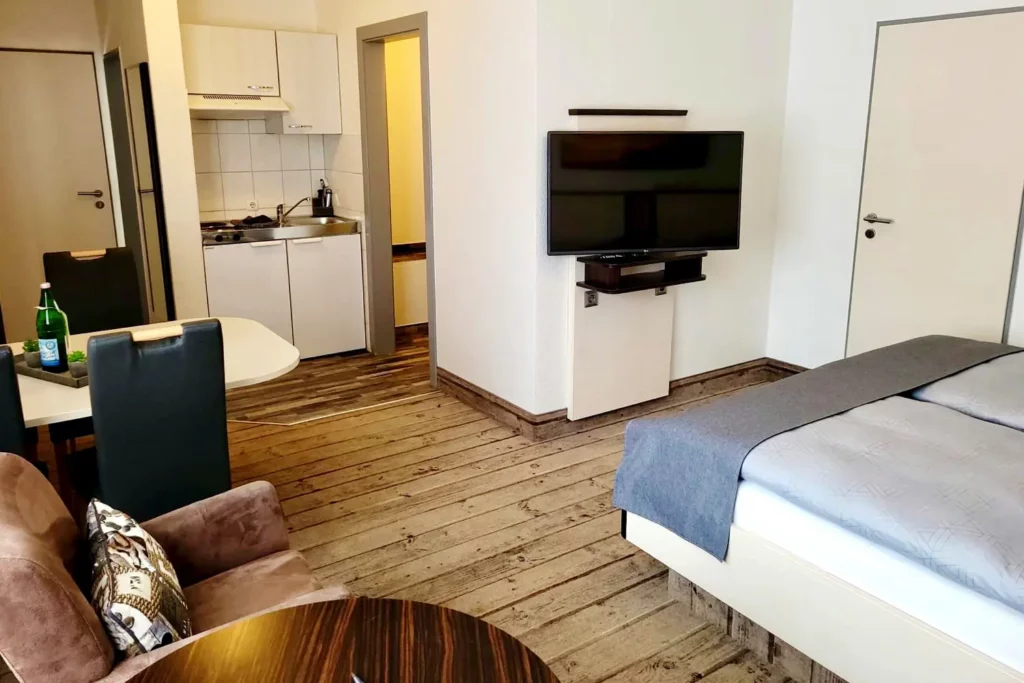 Sitzecke mit TV im Hotelappartement