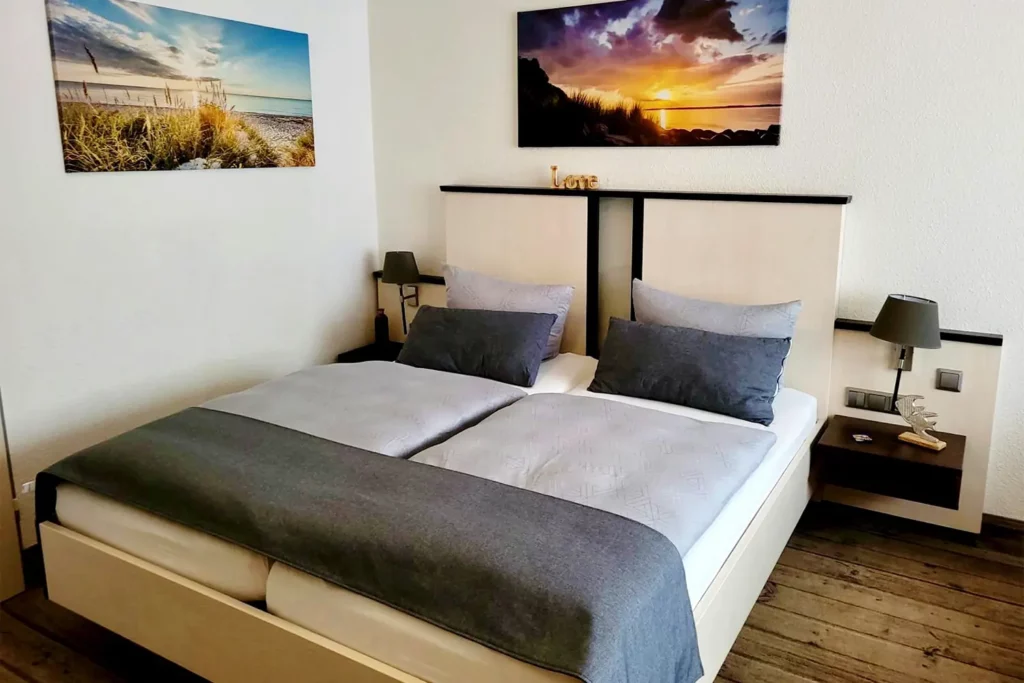 Doppelbett im Hotelappartement