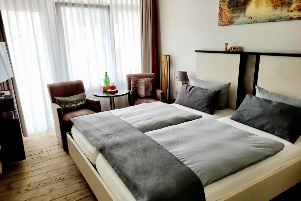 Doppelbett mit Sitzgelegenheit