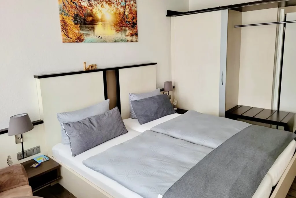 Doppelbett mit Schrank